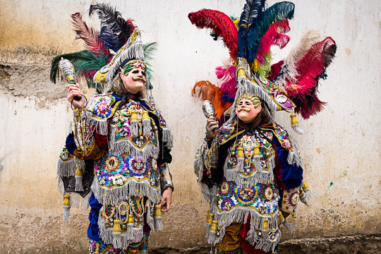 deux personnes déguisés avec des masques et des plumes pour la fête de Santo Tomas à Chichicastenango Guatemala