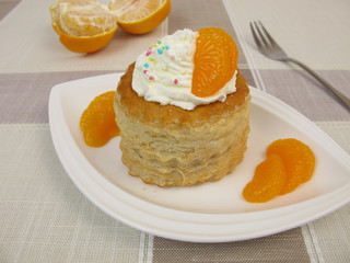 Blätterteigpastete mit Mandarine und Sahne gefüllt