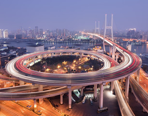 Shanghai-Nanpu-Brücke über den Huangpu-Fluss in der Dämmerung.