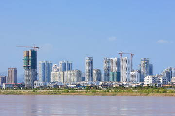 Obraz premium Luksusowe budynki mieszkalne z widokiem na rzekę, Wenzhou, Chiny