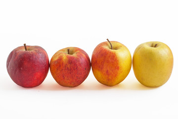 Pommes en ligne de différentes couleurs sur fond blanc