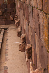 Teste misteriose  nel tempio sotterraneo di Tiwanaku, Bolivia