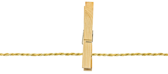 pince bois sur corde à linge ficelle végétale, fond blanc