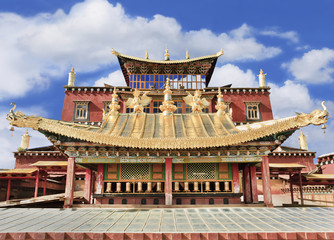 Obraz premium The famous Shangri-la Buddhist temple against a blue sky with dramatic clouds.