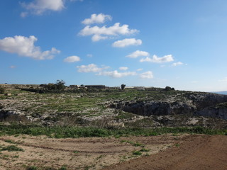 Каменистая скалистая земля, уходящая за горизонт летним солнечным днем