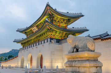 Fototapeta premium Gyeongbokgung palace at night in Seoul, South Korea