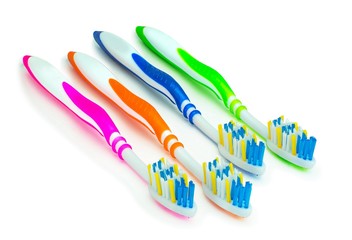 Разноцветные зубные щетки на изолированном белом фоне