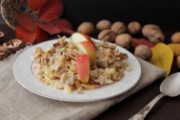 oatmeal with apple and nuts