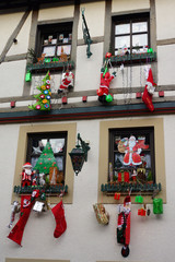 Weihnachtsdekoration an einer Hausfassade