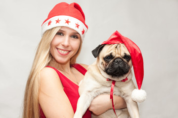 Bella ragazza con cane carlino. Natale
