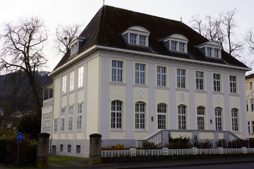 Fototapeta na wymiar alte Villa an der Ahrpromenade
