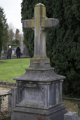 alter Grabstein mit Kreuz