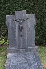 alter Grabstein mit dem gekreuzigten