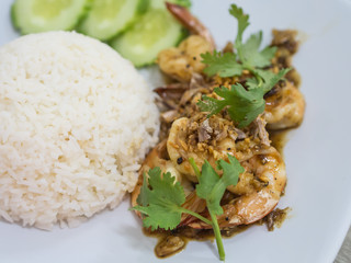 shrimp fried with garlic and pepper , eat with rice
