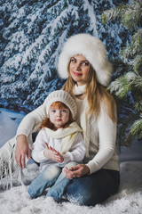 Obraz premium Mother with her daughter sitting under the tree 4528.