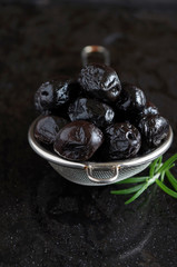 schwarze Oliven