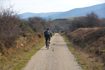 Obraz premium ruta ciclista por un camino de montaña