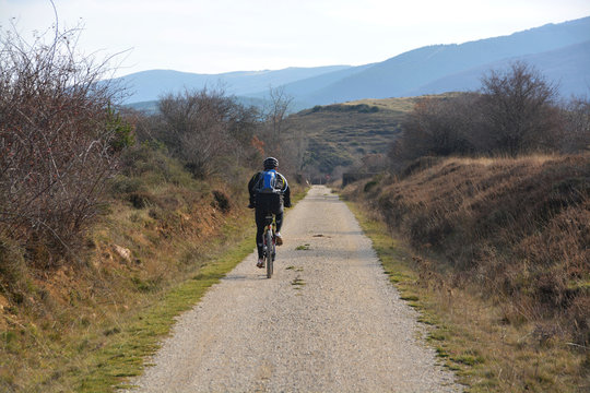 ruta ciclista por un camino de montaña