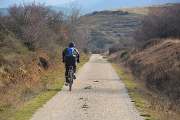 Obraz premium ruta ciclista por un camino de montaña