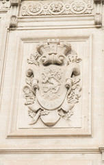 Armoiries de la façade de la gare de Marseille
