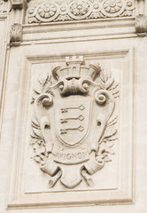 Armoiries sur la façade de la gare de Marseille