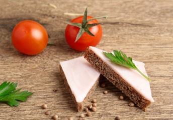 Sandwich with ham and tomatoes