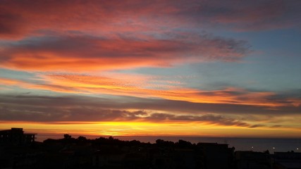 Spettacolare alba rossa sul mare