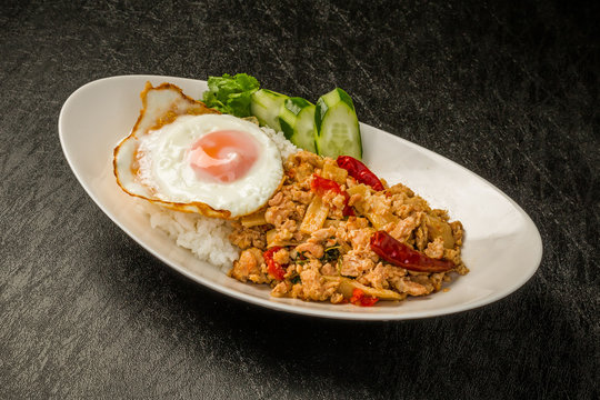 ガパオライス　タイのグルメ　 Phad Bai Gaprao Gai Sap Thai dish
