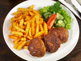 Frikadellen mit Pommes Frites und Salat