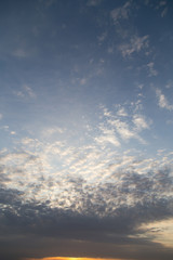 Obraz premium beautiful clouds dawn sun as background