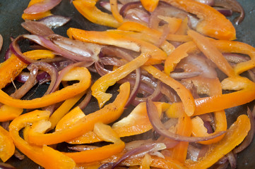 cuisson de poivrons orange et oignons rouge