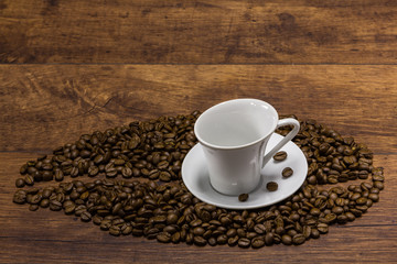 Weiße Tasse auf einer Kaffee Bohne