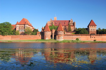Naklejka na ściany i meble Przepiękny widok zamku w Malborku w Polsce