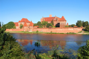 Naklejka na ściany i meble Przepiękny widok zamku w Malborku w Polsce