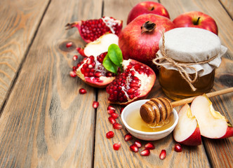 Honey with pomegranate and apples