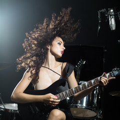 Obraz na płótnie Canvas Woman playing guitar