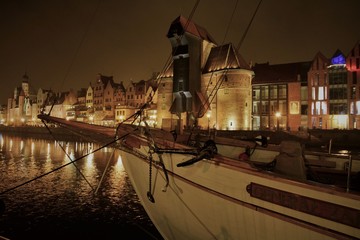 Gdańsk Długie Pobrzeże. Nocne zdjęcie żurawia przy Motławie  © N.S. Photography