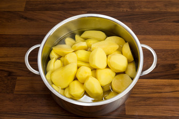 Geschälte Kartoffeln in einem silbernem Topf mit Wasser, Draufsicht