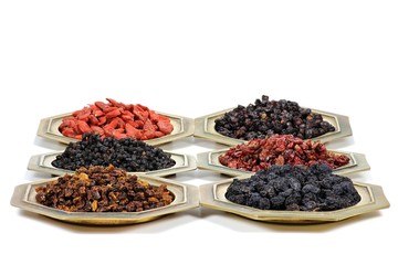 Auswahl getrockneter Beeren (Aronia, Sanddorn, Goji, Berberitzen, Schisandra, Hollunder) isoliert auf weißem Hintergrund