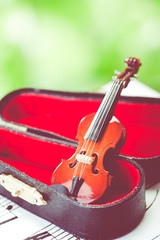 バイオリン 緑の背景