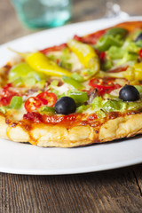 Closeup einer Pizza auf einem Teller