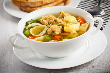 vegane Nudelsuppe mit Sojafleisch - vegan noodle soup with soy chunks