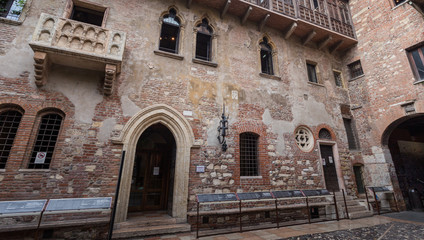 Fototapeta premium Juliet's balcony and Juliet statue - Verona - Italy