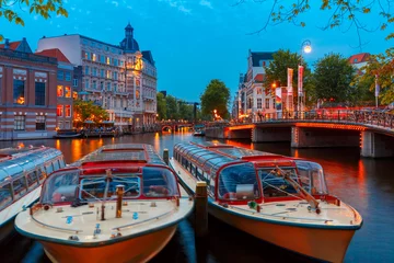 Fototapete Rund Night city view of Amsterdam canal  © Kavalenkava