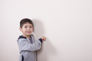 çocuk duvarı çiziyor