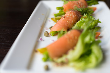 smoke salmon spicy roll