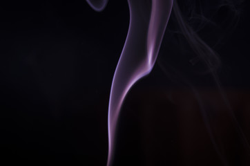 Obraz premium Humo de colores y formas. Morado. Fluido.