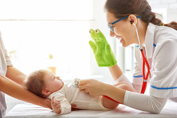 doctor examining a baby - obrazy, fototapety, plakaty