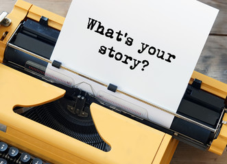 What's your story - Wie ist deine Geschichte - auf gelber Schreimaschine 