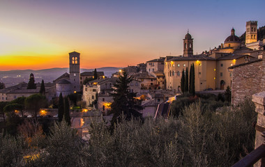 Foto panoramica della città di Assisi al tramonto